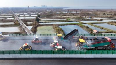 无人铺沥青，湖北这条公路建设被外交部发言人点赞了