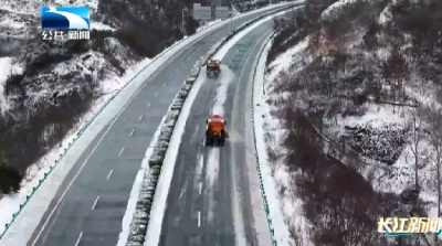 随州：“钢铁侠”逢雪开路 硬核守护市民出行