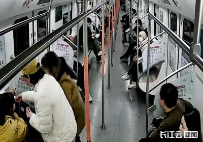 乘客地铁上突发心脏病 众人伸手紧急施救