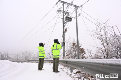 雪中巡线护民生 十堰供电筑牢寒潮保电防线