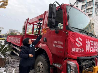 风雪中，“邮爱驿站”为户外劳动者送上温暖补给