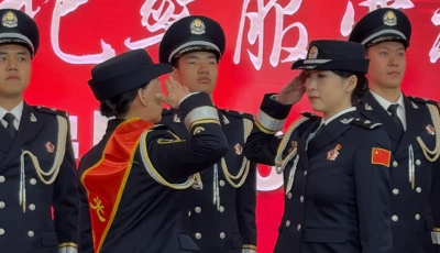 荣休仪式上的暖心交接！出入境退休民警将使用39年的工作词典赠予徒弟