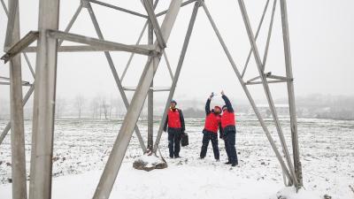 襄阳老河口：顶风冒雪巡线保电 守护群众暖冬与新春