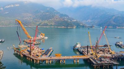 定江神针锚三峡！三峡翻坝码头首根“巨无霸”钢护筒精准安装