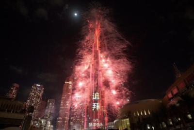 世界第一高楼哈利法塔上演跨年灯光烟花秀