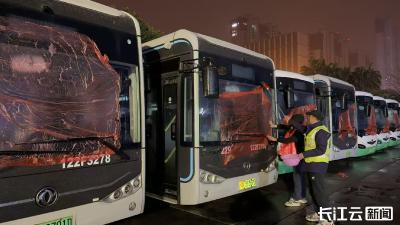 车窗结冰怎么办？武汉公交亮出“保鲜膜防冻法”