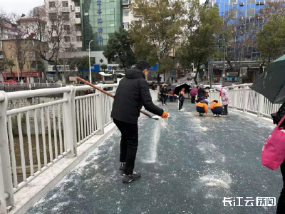 十堰城管系统全力应对低温雨雪冰冻天气保障城市运转