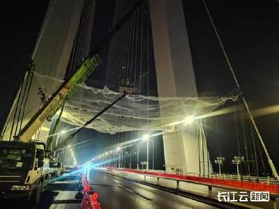 武汉二七长江大桥“拉网”干啥？回应来了：斜拉索火损修复，夜间施工不扰行！