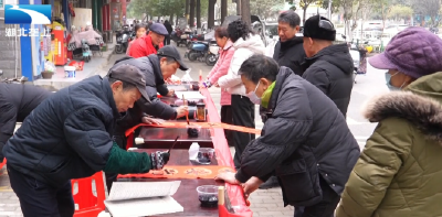 年味湖北：手写春联送乡亲 骏马奔腾年味浓