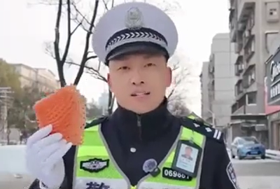 冰面走路怕打滑 试试这款生活中常见的“防滑神器”