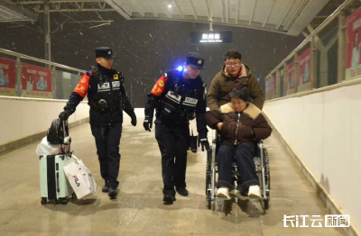雪夜护归程！荆州站民警风雪中筑牢平安防线