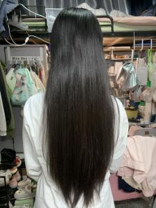 为抗癌女孩留蓄头发4年，武汉大学生捐出37厘米长发，患儿用手写信回谢