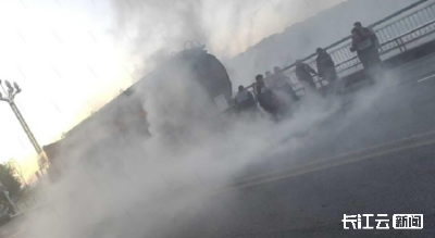 油罐车起火路人心悬 八名快递小哥挺身扑救化险为夷获消防部门点赞