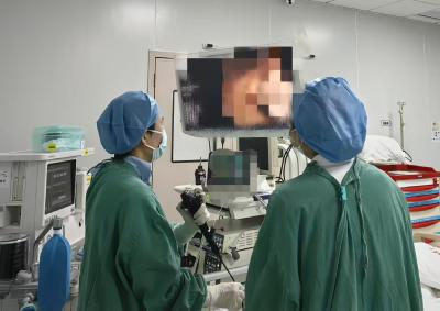 用牙撕零食袋，武汉女子咳嗽两年不止竟是塑料片“住”进肺里