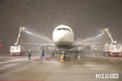 冰雪无阻，起降有序！花湖机场全面铺开除雪保通工作
