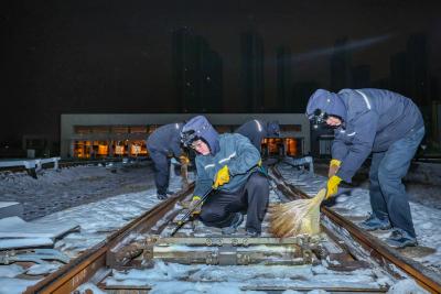 寒夜坚守！武汉地铁检修工维护道岔保畅通