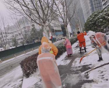 武汉雪这么大，路却不那么滑，因为昨夜有这群人！ 