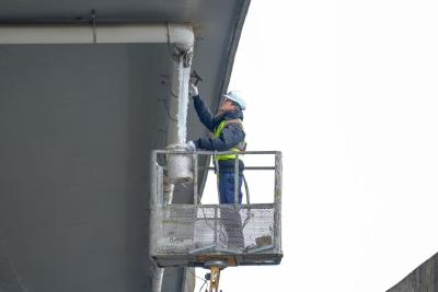 雪落武汉，桥下“冰暗器”被城管连夜“拿下”