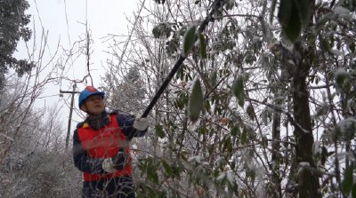 十堰：无人机 + 徒步特巡“电力逆行者”顶风冒雪！守护山区群众温暖过冬