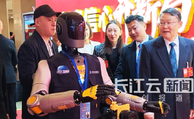 “机器人记者”江小云继续上岗，化身摄影师圈粉代表委员