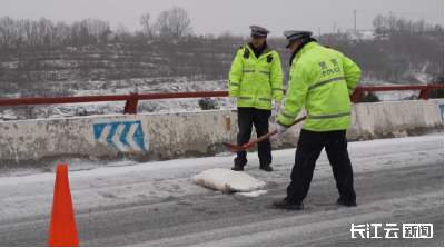 雨雪来临 十堰丹江口交警全力守护出行安全