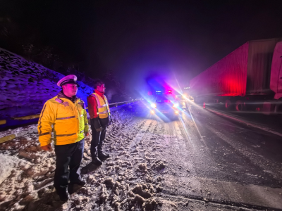 风雪中的土关垭：交警与“大动脉”共坚守