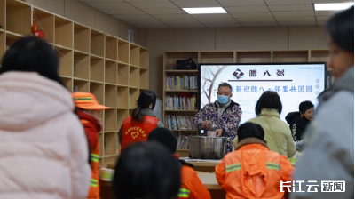 暖心腊八粥 情暖户外劳动者——鄂州工会致敬冬日坚守