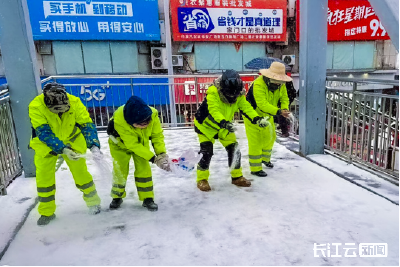 战风雪 保畅通 护民生！十堰经开区全力迎战马年首场降雪