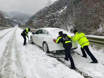 襄阳保康：多部门联动迎战冰雪 筑牢道路通行安全防线
