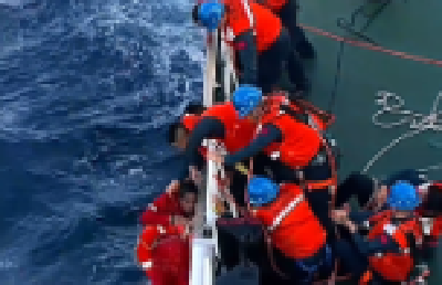 中国海警位中国黄岩岛附近海域向菲方顺利移交17名菲籍获救船员