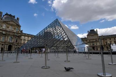 卢浮宫失窃案最新监控画面曝光 安保人员目睹作案过程