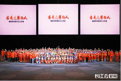 致敬城市美容师：2000名环卫工人沉浸式感受《水秀》艺术温情