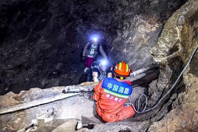 湖北两名探险者被困天然洞穴 消防员紧急施救