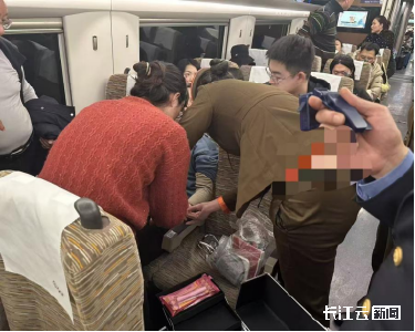 铁路人接力守护 列车疾驰中为发病旅客撑起“生命屏障”