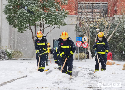 雪中见担当 守护有力量——武汉消防全力应对寒潮降雪