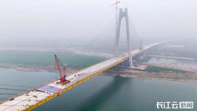 当枝松高速松滋河特大桥顺利合龙