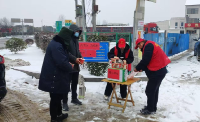 湖北钟祥：雪映党旗红  同心护安澜