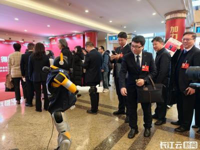 校长猛夸！机器人记者为小学生午睡发声，全场圈粉了