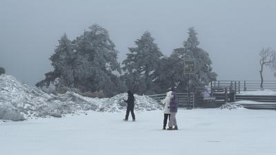 神农架迎来寒潮雨雪天气 多部门启动应急响应保畅通