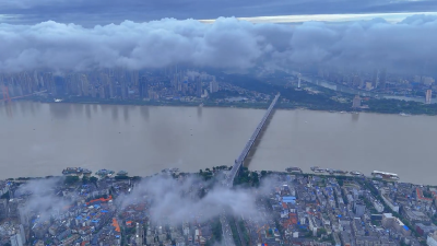 《雨后武汉长江两岸云雾缥缈》