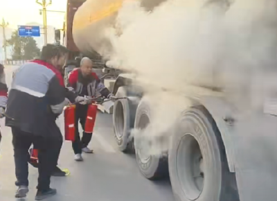 油罐车突发火情  快递小哥合“伙”救“火”