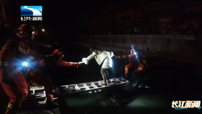 新闻现场 | 女司机连人带车滑进河里 消防员架梯营救