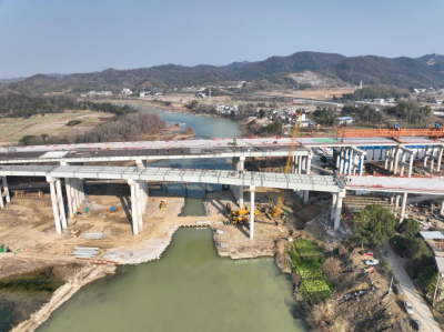 中建二局通修高速公路项目钢混组合梁安装工程圆满完成