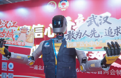 湖北广电“机器人记者”江小云在“两会相册”互动区当上摄影师