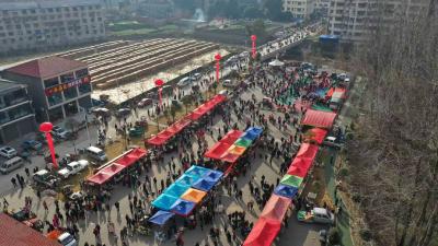 襄阳宜城：年货大集人流如织 传统熏肉线上线下俏销