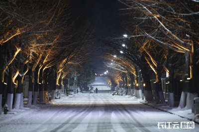 襄阳南漳：雪落漳城冬夜暖光里的诗意瞬间