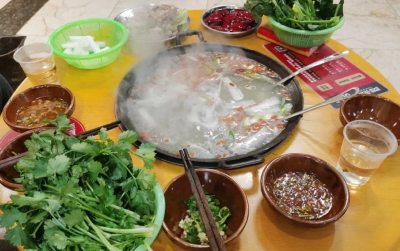 爸妈警惕！热茶、烫饭、火锅等热烫饮食，“烫口香”一时爽，癌症风险藏→