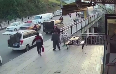 32吨油罐车遇险 八名快递小哥“火”速出手