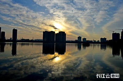 襄阳南漳：水天一色彩云飞