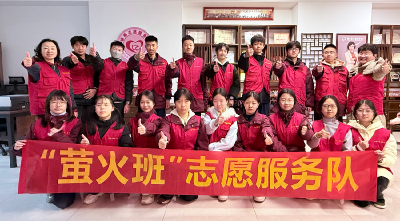 笔墨传温情，青春暖夕阳——“萤火班”志愿服务队元旦陪伴医养康复中心老人